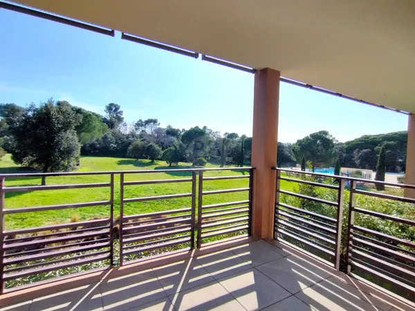 À vendre Fréjus 3 pièces lumineux avec grande terrasse p 