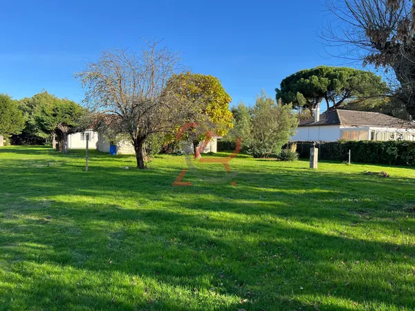 Maison sur 2451 m2 de terrain avec garage de 90 m2 à transf 