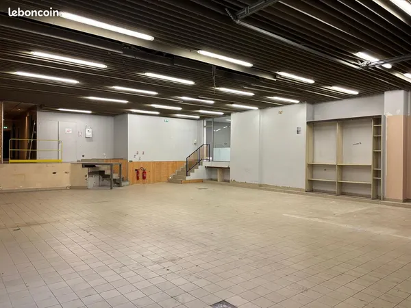 Local d'activité 320 m² - Entrepôt + Bureaux - Nantes République 