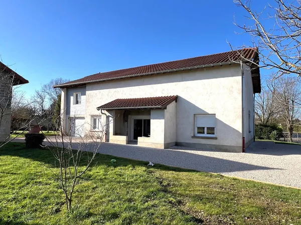 belle maison de 154m2 au centre de Vonnas + appartement 