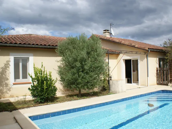Maison Comtemporaine De Plain-Pied Sur 1950 M² De Terrain Avec Piscne Et Garage 