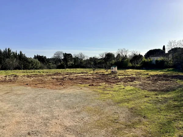 Puget-sur-Argens - Terrain constructible viabilisé de 710 m² 