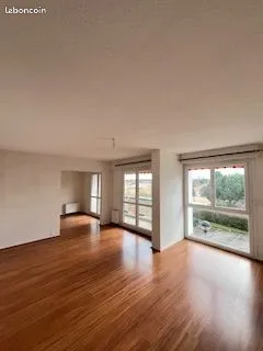 A découvrir Appartement T5 situé dans une Résidence Calme et paisible entouré d'un parc arboré 