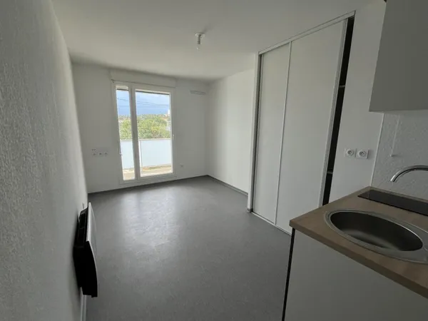 Nîmes - studio 18m2 terrasse + parking à louer 