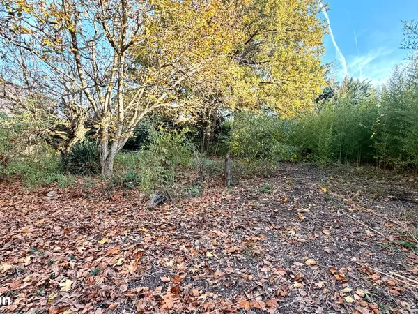Terrain 801 m² ENTRAIGUES SUR LA SORGUE 