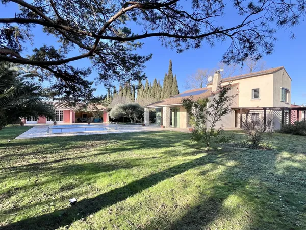 GARD -CAISSARGUES -NIMES - VILLA - 5 CHAMBRES - PISCINE - JARDIN 