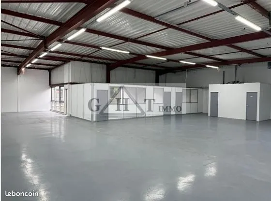 Local bureaux 320 m² 