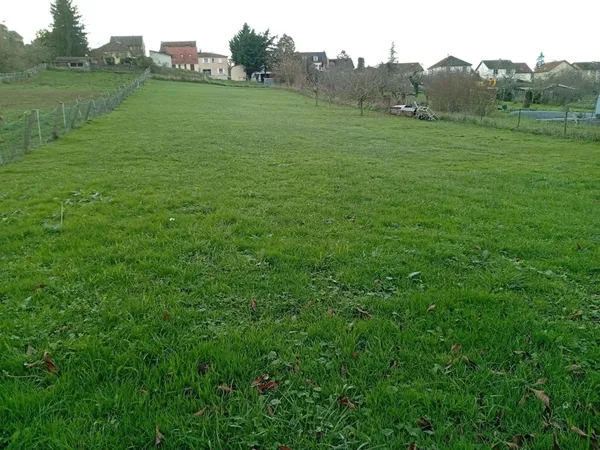 Terrain à bâtir de 976 m² à cusset. 