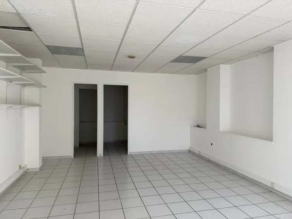 Local commercial avec vitrine 