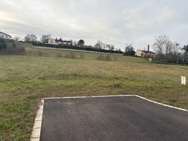 Terrain 740 m² 