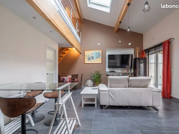 Maison d'environ 100 m2 avec 3 chambres un jardin de 135m2 et une dépendance 