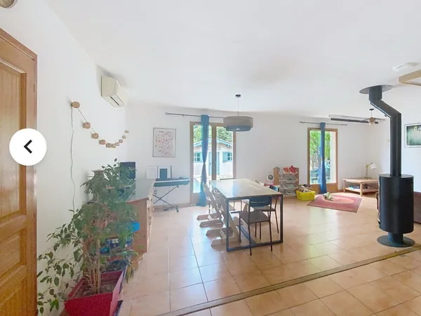 À LOUER : Belle Maison meublée T6 piscine sur la commune de Claret. 