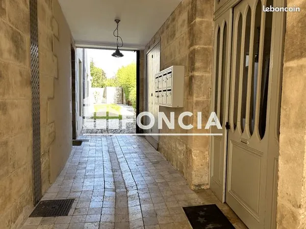 Un duplex de caractère rénové avec soin, à deux pas du coeur de ville 