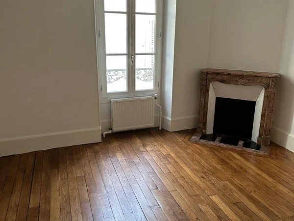 Moret-sur-Loing centre - T3 68 m² - 2 chambres - balcon - parquet & moulures - 1er étage 