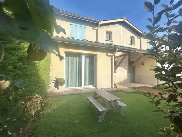 MAISON DE VILLE RECENTE ET SPACIEUSE AVEC JARDIN ET GRAND GA 