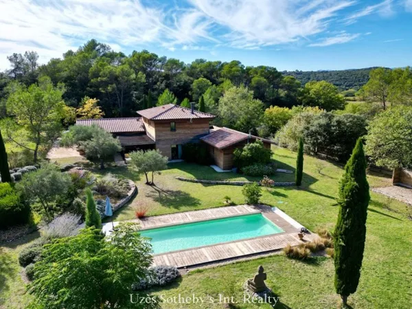 Villa d'architecte contemporaine avec piscine au coeur d'un envir 