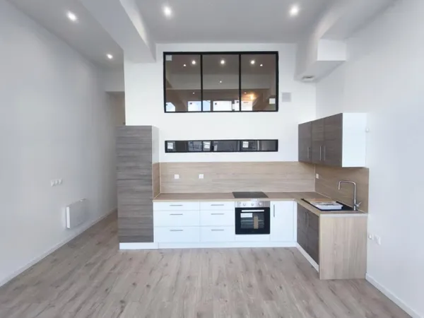 Appartement type loft entièrement refait à neuf, à 2 minutes du centre ville et métro 
