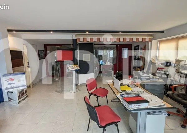 Local d'activité 384 m² 
