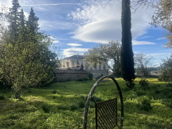 Mas à rénover avec magnifique parc 