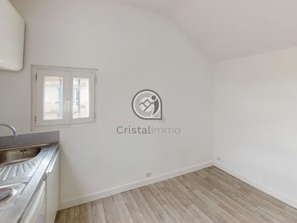 Charmant studio de 9 m2 3ième étage sans ascenseur 