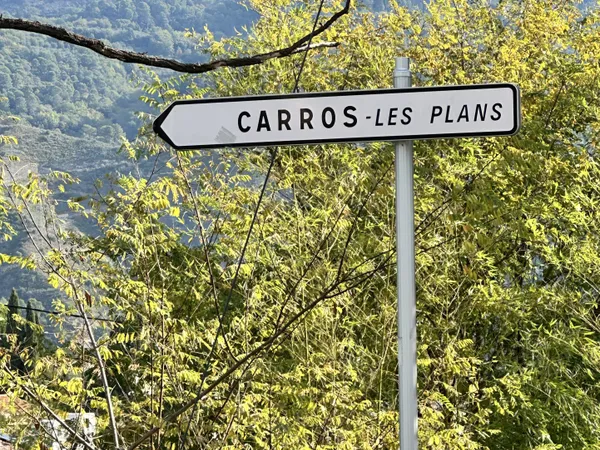 CARROS LES PLANS RESIDENTIEL : JOLI TERRAIN A BATIR DE 800m2 