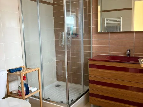 F3 meublé 48 m² - 1er étage - calme - proche RER E & A 