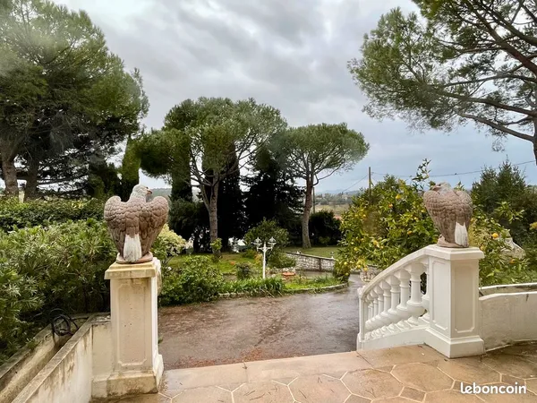 À LOUER : Local professionnel de 200m² à Vence 