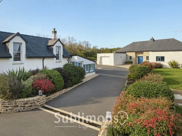 ? Ensemble immobilier avec piscine intérieure chauffée 