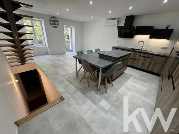 Maison T3 rénovée avec balcon et garage 