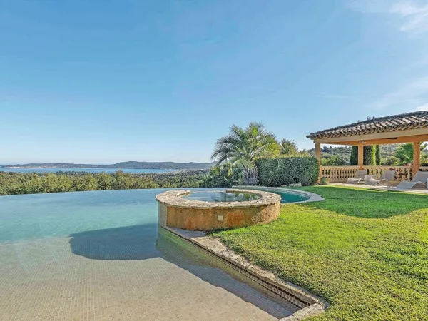VILLA AVEC HÉLIPORT 