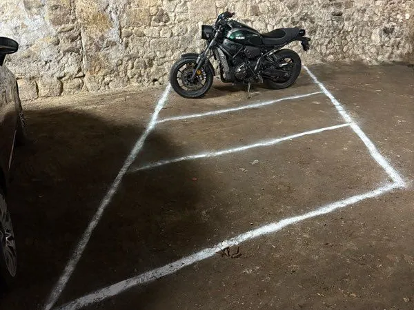 Place de parking deux roues (scooter/moto) 