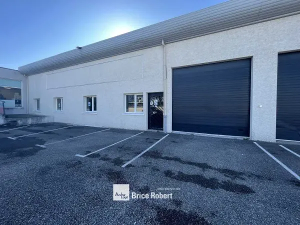 A louer - Bâtiments industriels avec bureaux climatisés - Décines Charpieu 