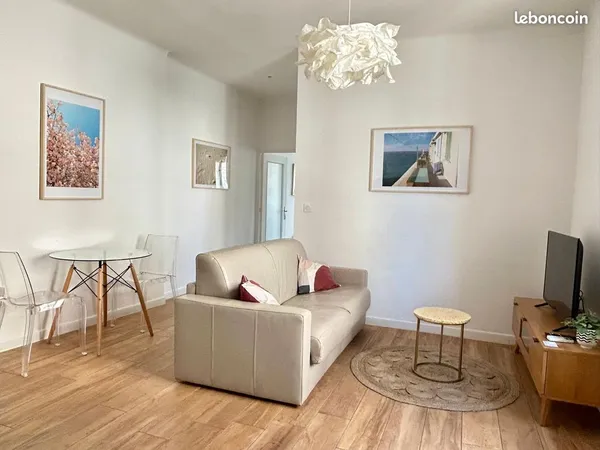Appartement T2 meublé lumineux et rénové Avignon intramuros 