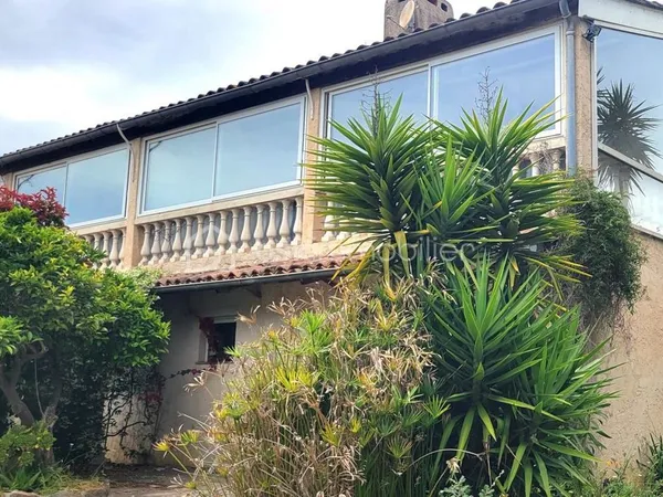 410 m2 pour cette maison édifiée sur un terrain de 2163 m2 + FORAGE au calme et dans la nature / 