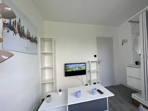 Chambre meublée avec douche/kitchenette privée 