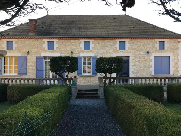 Maison en pierre de 191 m2, dépendances sur 10 hectares dans ham 