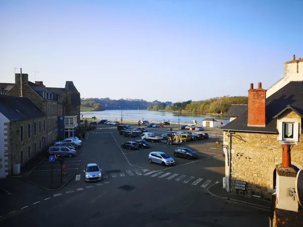 Immeuble avec fonds de commerce, port de Tréguier 