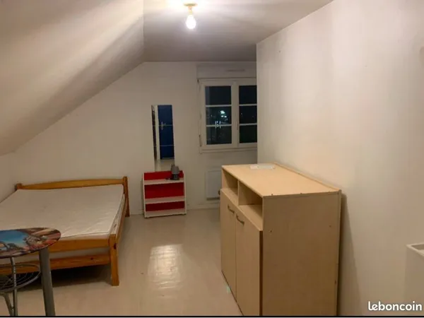 Studio meublé et équipé ,machine à laver... 15 m2 habitables et 25 m2 au sol avec kitchenette et 
