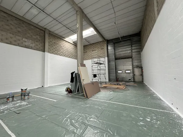 Locaux d'activité - A LOUER - 753 m² divisibles à partir de 374 m² 