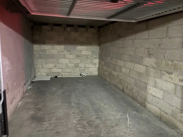 Prado/ rue des mousses: Garage 13 m2 sécurisé 
