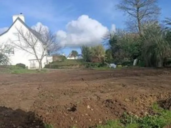 Terrain viabilisé de 480 m² dans le bourg Saint-Yvi, 