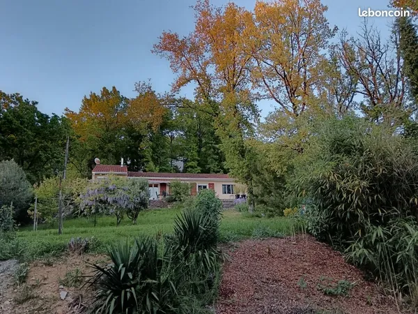 Maison de plein-pied antiérement rénovée sur 3000 m2 avec piscine 