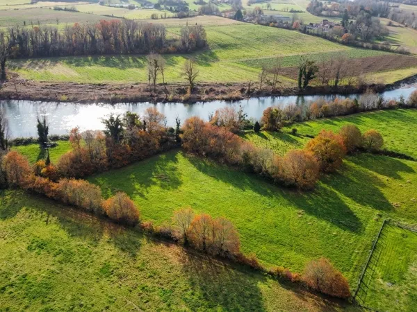Vivre au vert, à quelques minutes des commodités Terrain à 