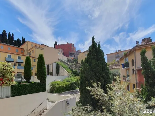 Grand studio 38 m2 lumineux calme proche Garibaldi 