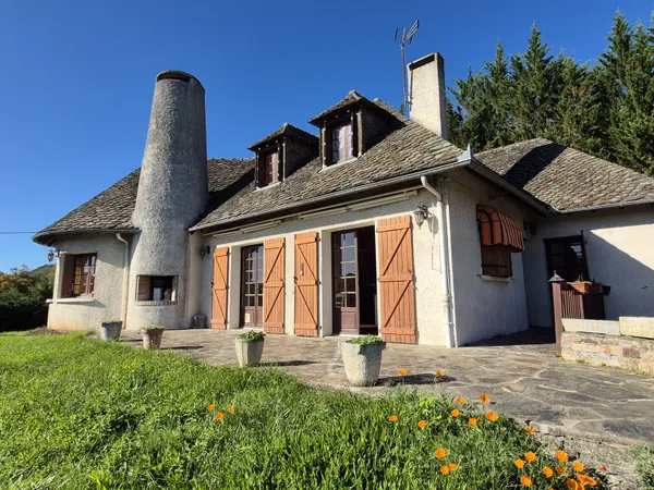 Maison de Type 7, piscine, terrain arboré, vue dégagée sur ESPALION 