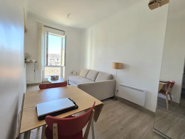 À LOUER Studio 22 m2 rénové avec vue sur Notre-Dame de la 