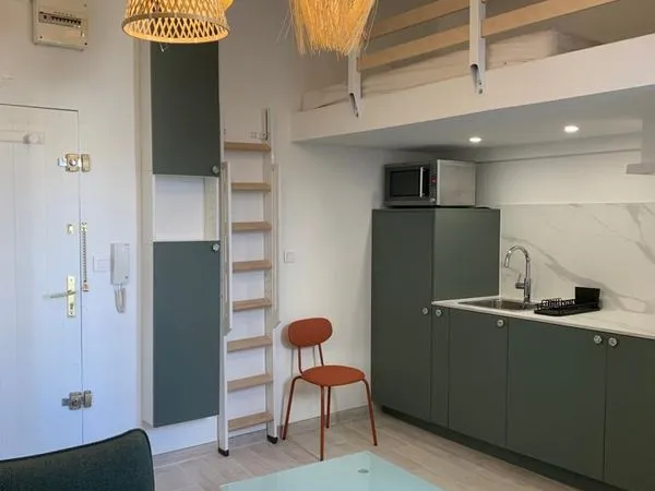 Joli studio rénové meublé disponible à la location 
