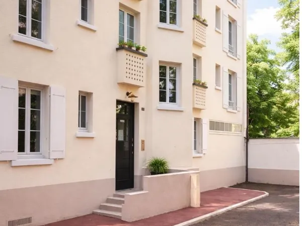 APPARTEMENT 2 PIECES AVEC UNE CAVE EN TRES BON ETAT 