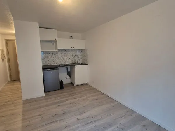 Location studio refait à neuf Saint michel 