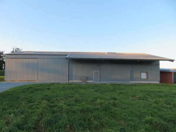Grand local commercial avec terrain 